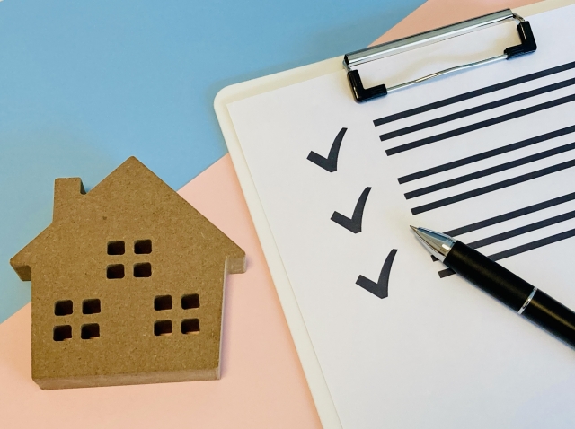 家の模型とチェックリスト